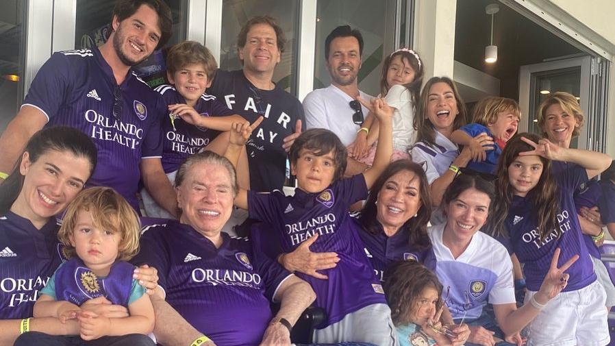 Silvio Santos assiste jogo de futebol com família em Orlando e